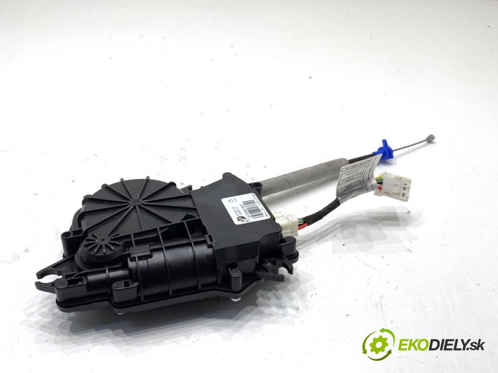 BMW F25 SUV 2016 180 kW xDrive 28 i 1997 VLAK: dveří zadní část 927465