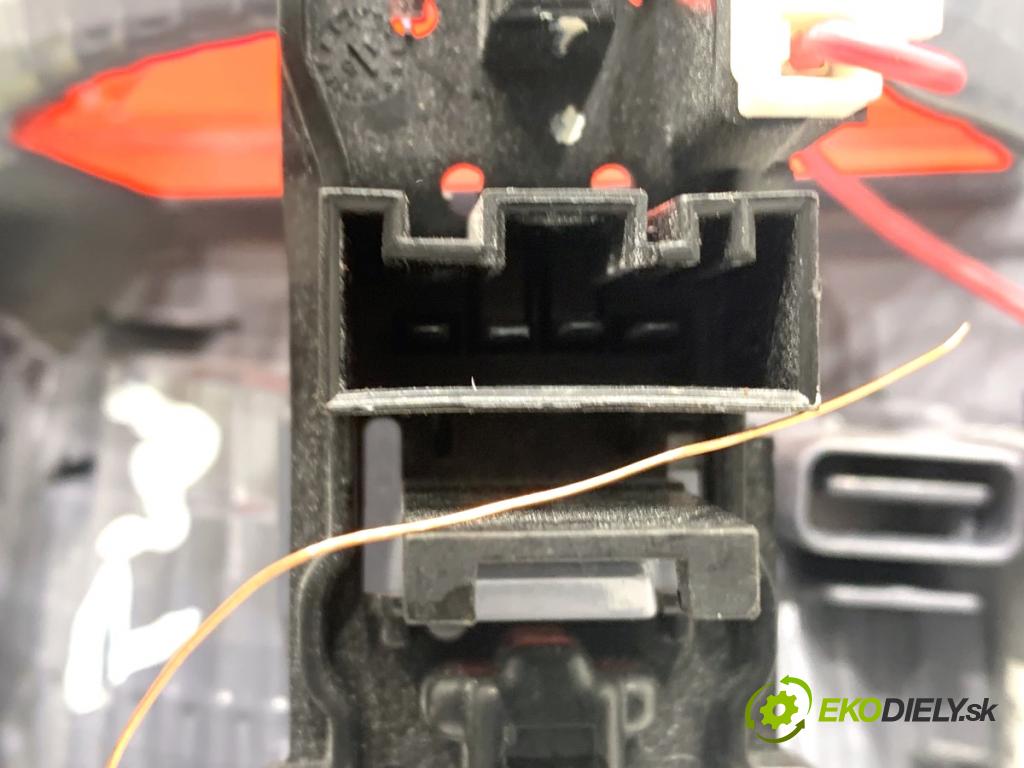 BMW F25 SUV 2016 180 kW xDrive 28 i 1997 světlo zadní část pravá vnitřní 7217314 (Klika dveří ostatní)