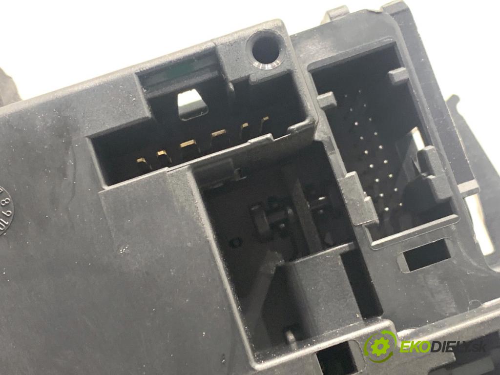 RENAULT CLIO III liftback 2006 63 kW 1.5 dCi (BR17, CR17) 1461 přepínač stěračů  (Páčky pod volantem)