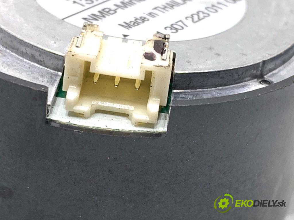 BMW F25 SUV 2016 180 kW xDrive 28 i 1997 Ventilátor svetla 130722301100