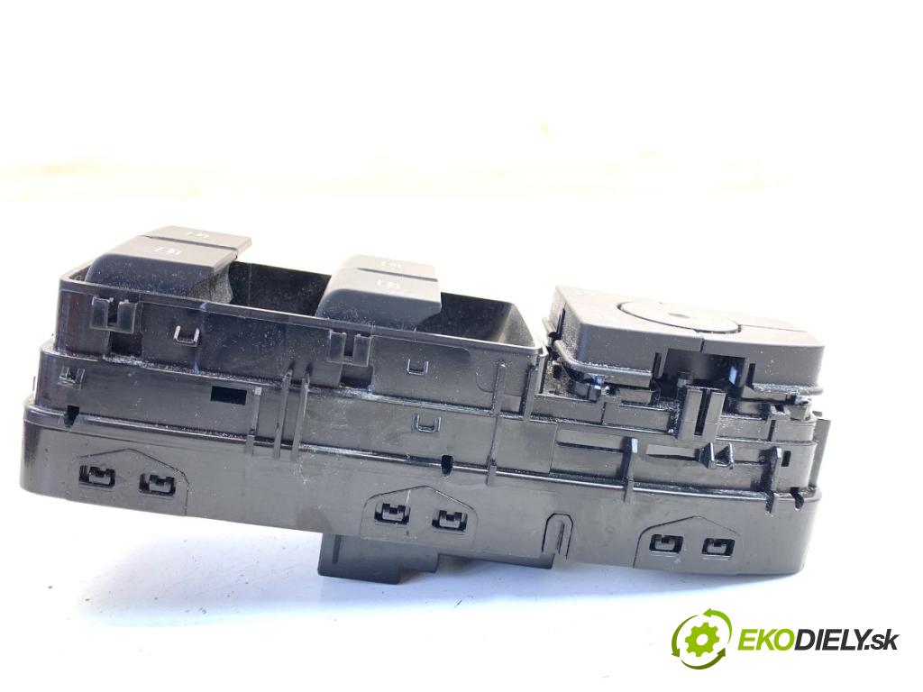 MG (SAIC) HS SUV 2024 124 kW 1.5 20 T 1490 Prepínač okien 11270648 (Prepínacie páčky pod volantom)