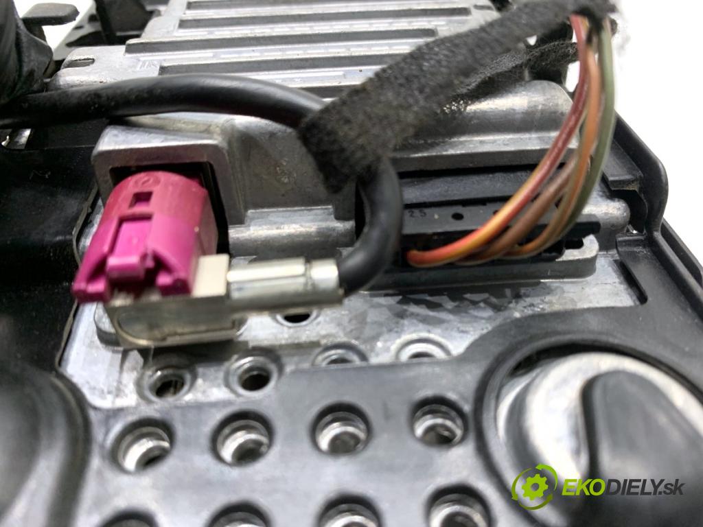 BMW F10 sedan 2010 135 kW 520 d 1995 Displej 9227561 (Přístrojová deska)