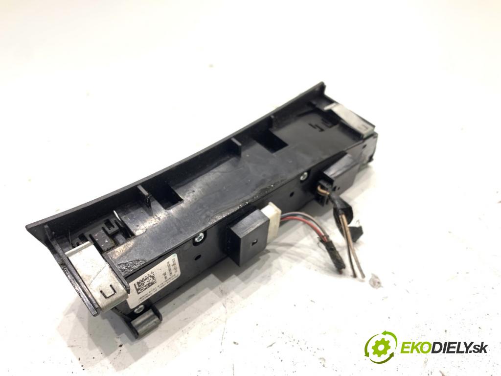 BMW F10 sedan 2010 135 kW 520 d 1995 Panel přepínač PDC 9197906