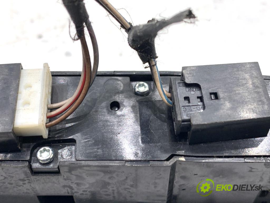 BMW F10 sedan 2010 135 kW 520 d 1995 Panel přepínač PDC 9197906