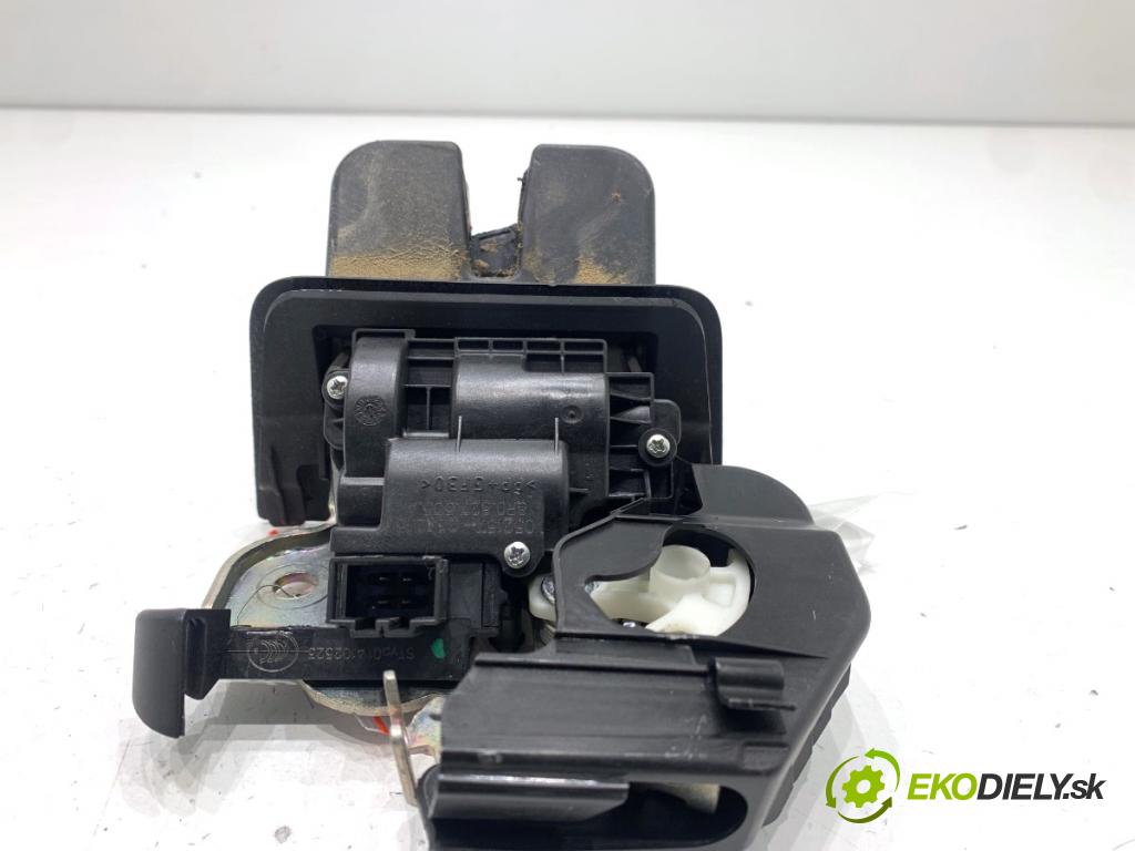 AUDI A6 C7 Kombi 2016 200 kW 3.0 TDI quattro 2967 zámok dveří zadní část 8R0827505A