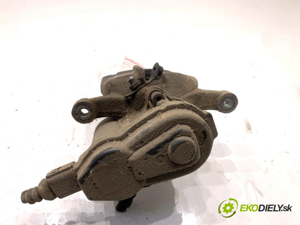 AUDI A6 C7 Kombi 2016 200 kW 3.0 TDI quattro 2967 brzdič třmen levý zadní část