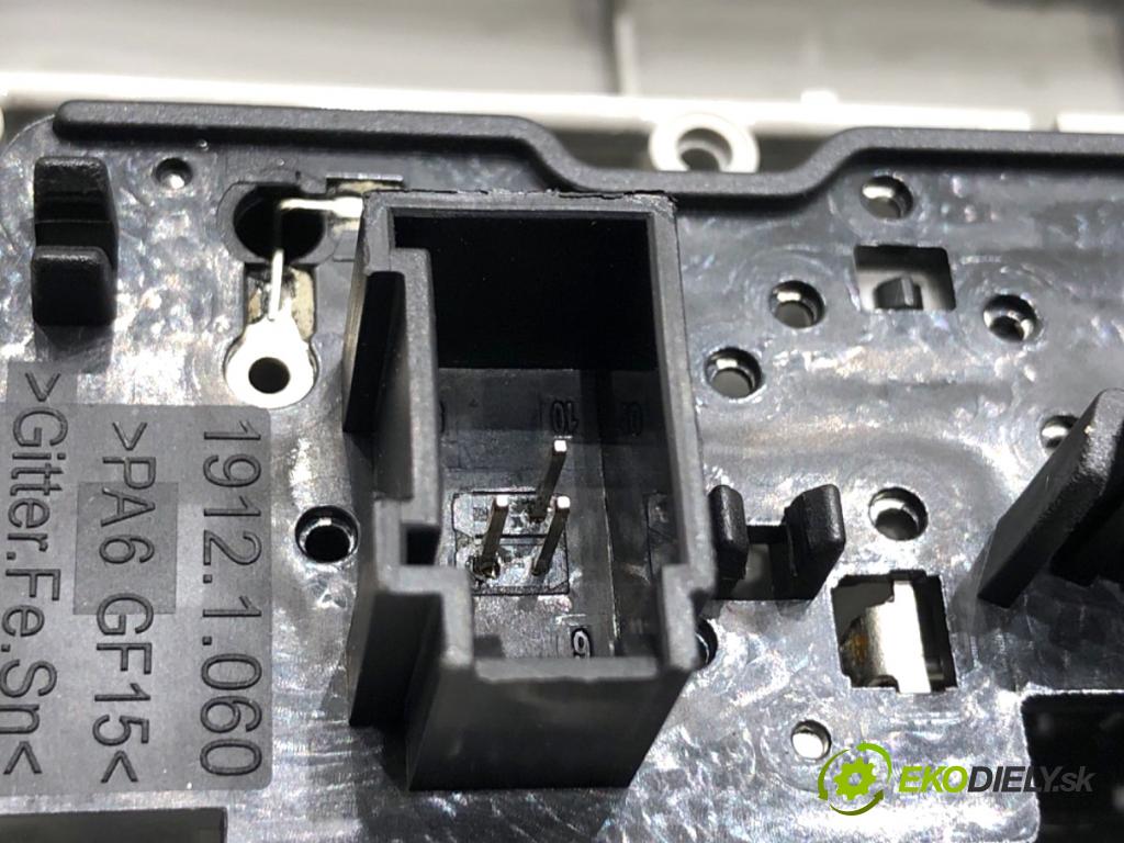 AUDI A6 C7 Kombi 2016 200 kW 3.0 TDI quattro 2967 Svetlo stropné 4G0947135