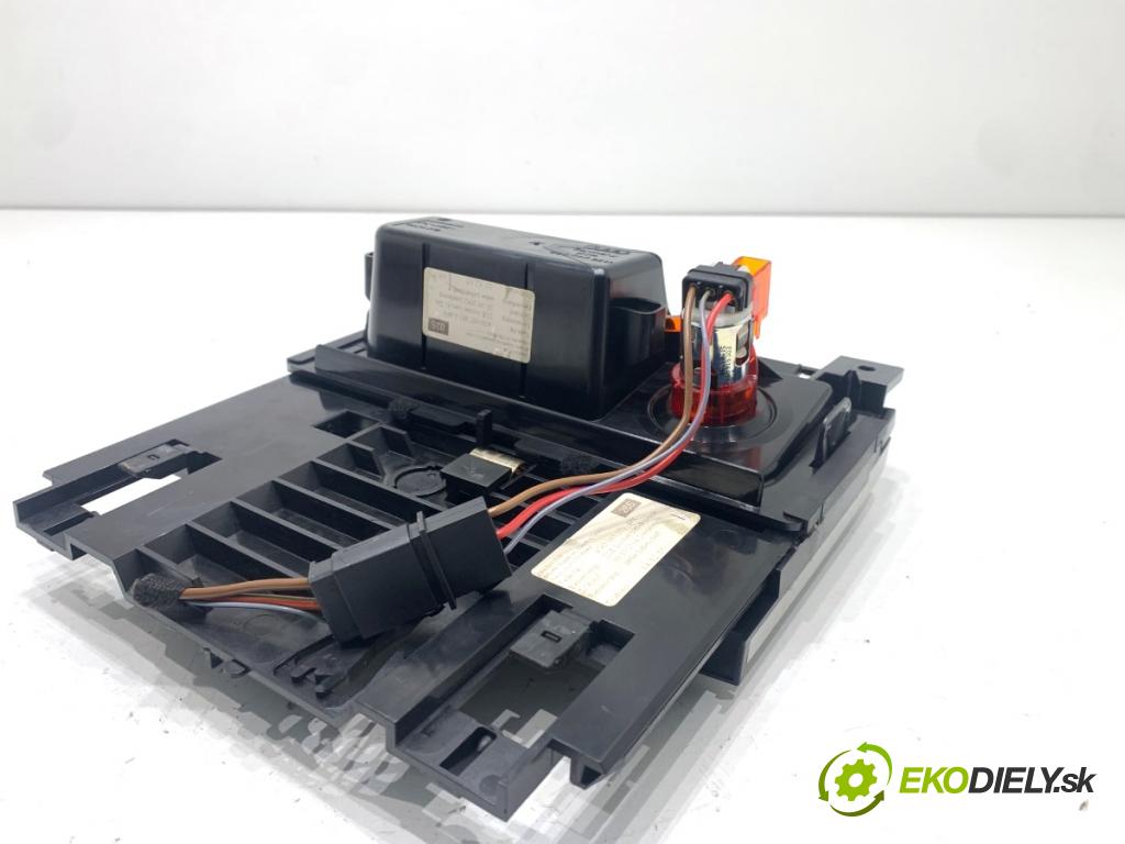 AUDI A6 C7 Kombi 2016 200 kW 3.0 TDI quattro 2967 popelník 4G0857951A