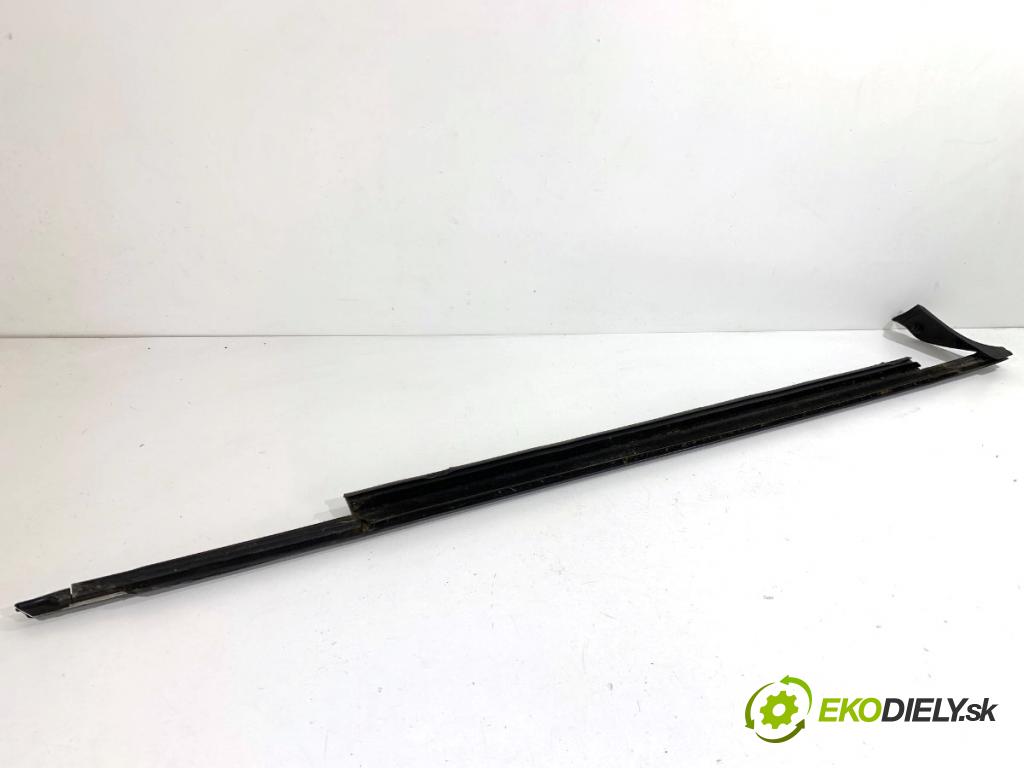 AUDI A6 C7 Kombi 2016 200 kW 3.0 TDI quattro 2967 lišta Sbírání: přední část levý 4G0853283