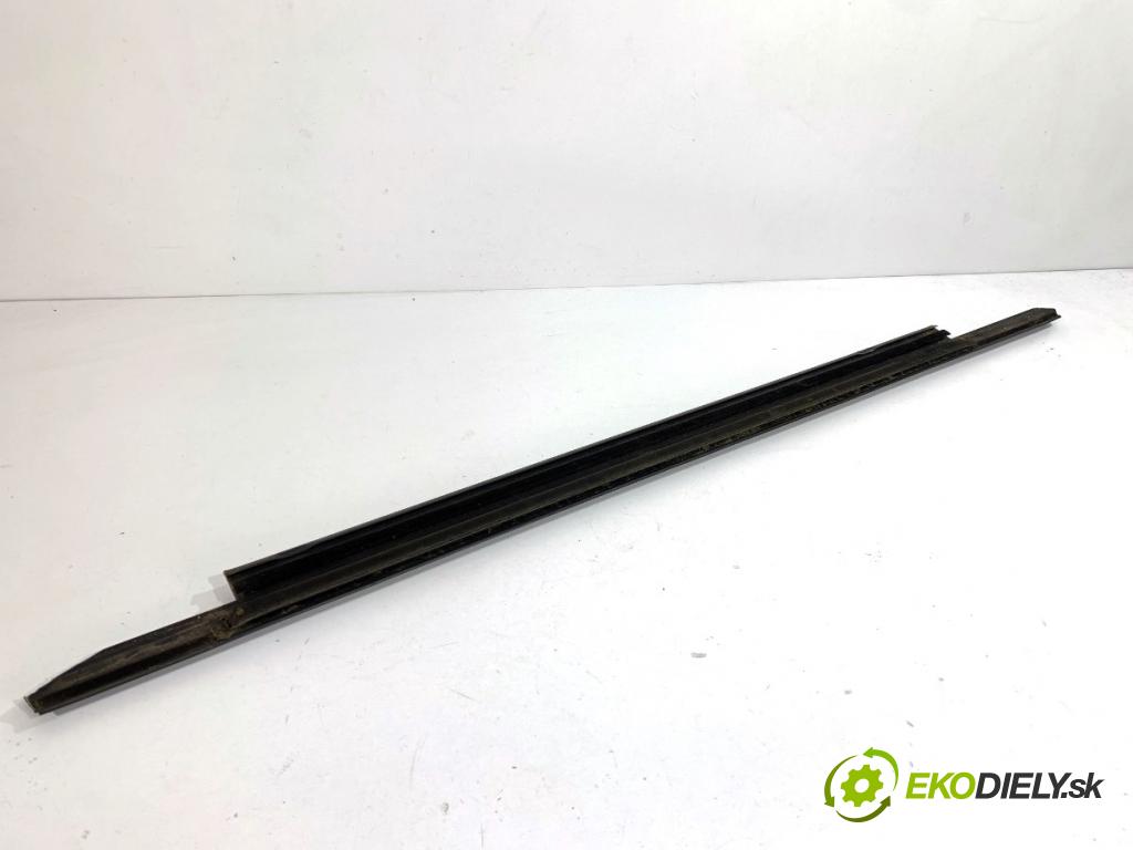 AUDI A6 C7 Kombi 2016 200 kW 3.0 TDI quattro 2967 lišta Sbírání: zadní část levý 4G0853763