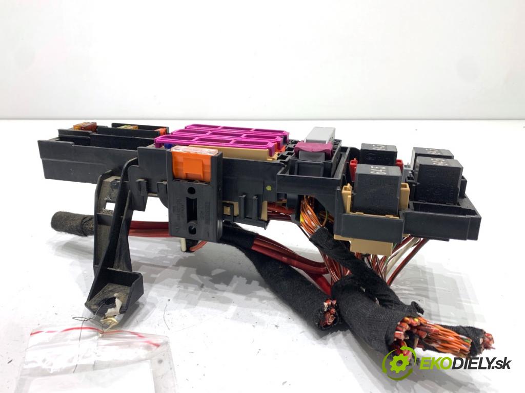 AUDI A6 C7 Kombi 2016 200 kW 3.0 TDI quattro 2967 Skrinka poistková 4G0971845A (Poistková skrinka)