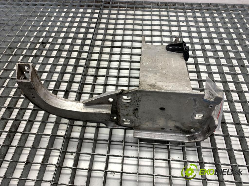 AUDI A6 C7 Kombi 2016 200 kW 3.0 TDI quattro 2967 držák mačkání přední část pravá 4G0807134F