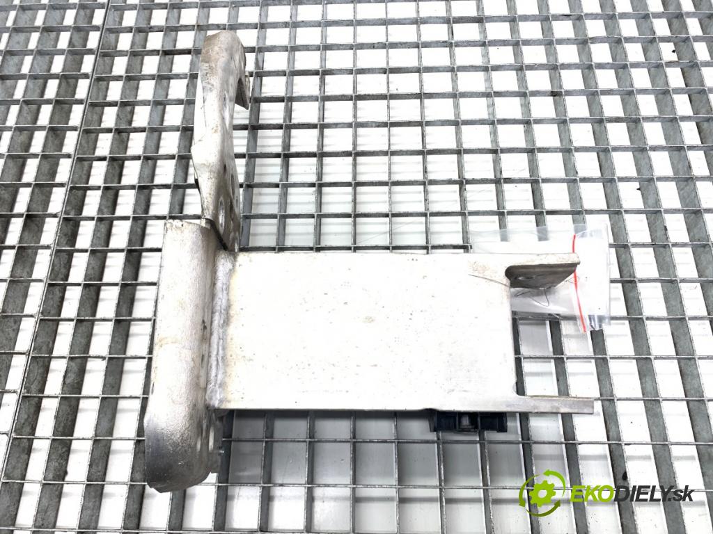 AUDI A6 C7 Kombi 2016 200 kW 3.0 TDI quattro 2967 držák mačkání přední část levá strana 4G0807133F