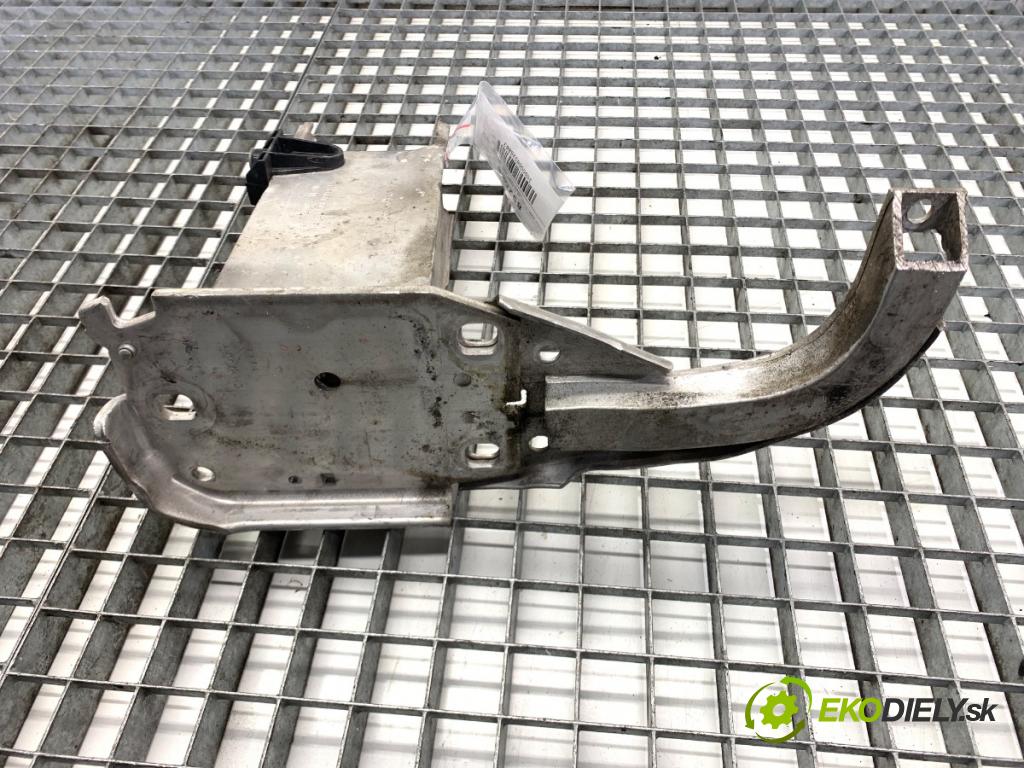 AUDI A6 C7 Kombi 2016 200 kW 3.0 TDI quattro 2967 držák mačkání přední část levá strana 4G0807133F