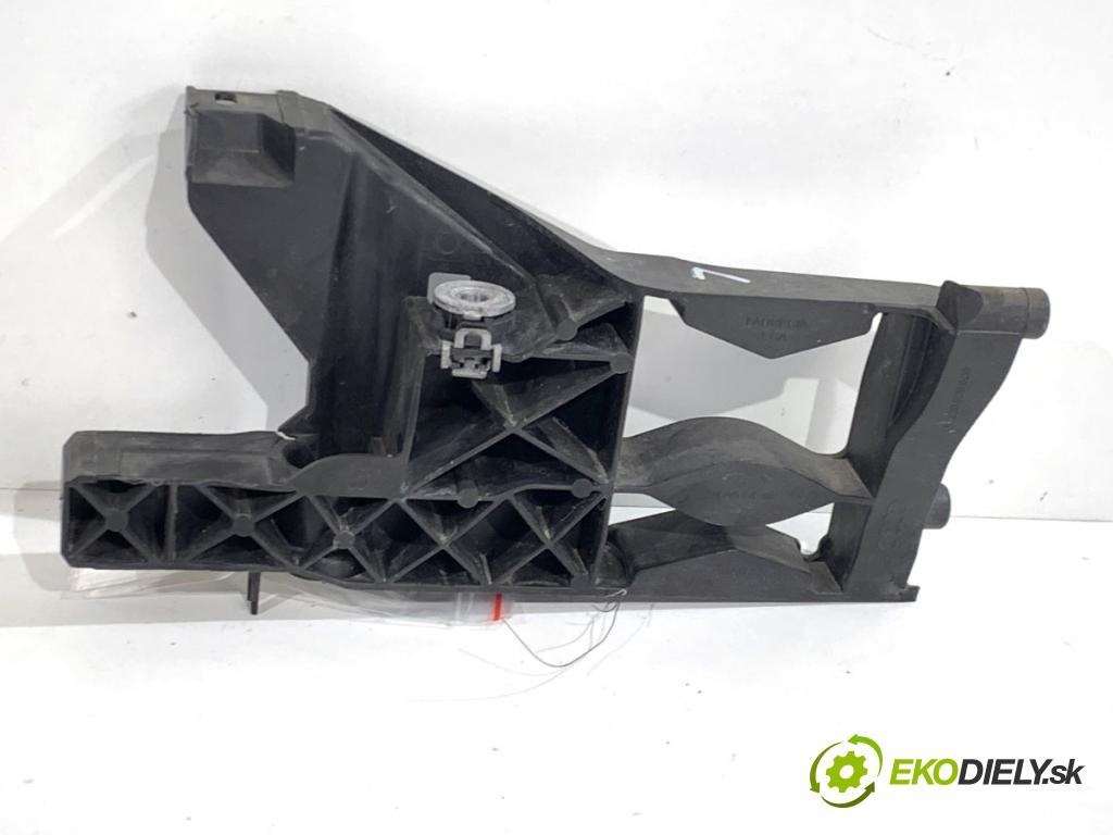 AUDI A6 C7 Kombi 2016 200 kW 3.0 TDI quattro 2967 úchyt nárazníka levý přední část 4G0805607A