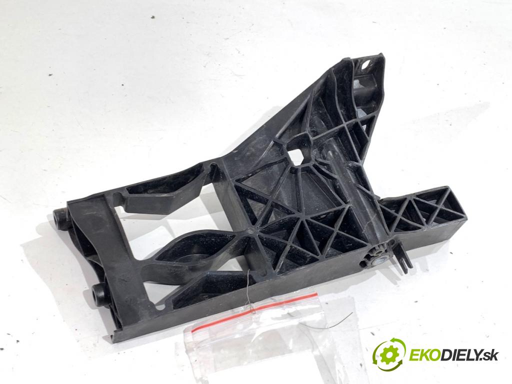 AUDI A6 C7 Kombi 2016 200 kW 3.0 TDI quattro 2967 Úchyt nárazníka ľavy predný 4G0805607A