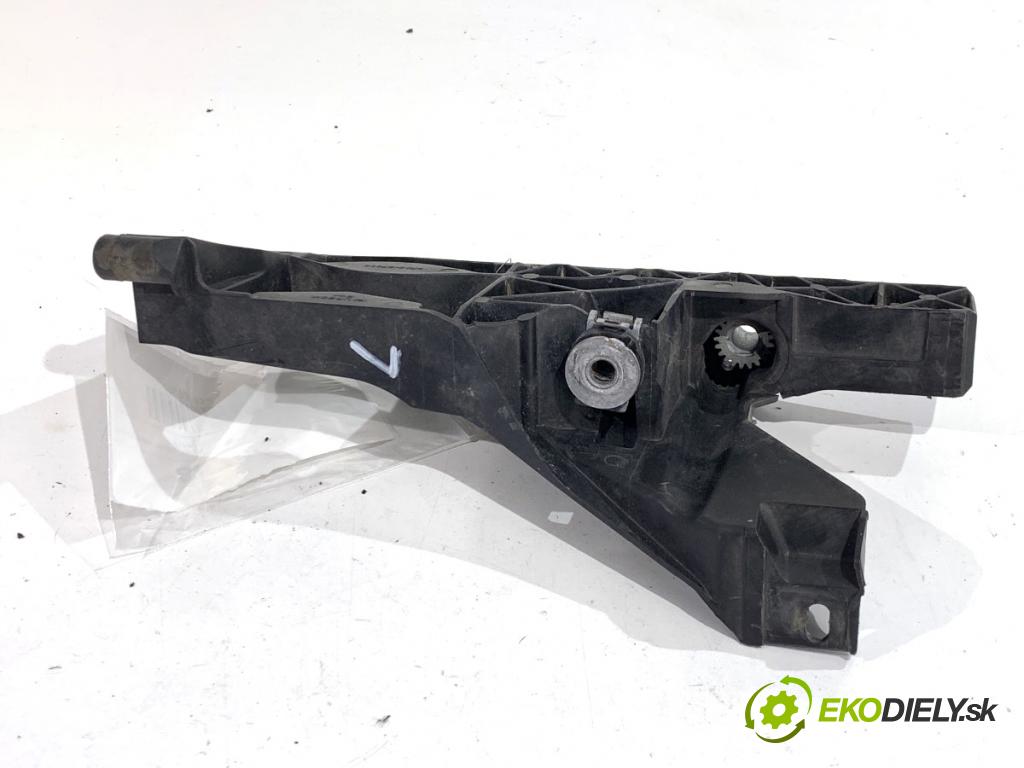 AUDI A6 C7 Kombi 2016 200 kW 3.0 TDI quattro 2967 Úchyt nárazníka ľavy predný 4G0805607A