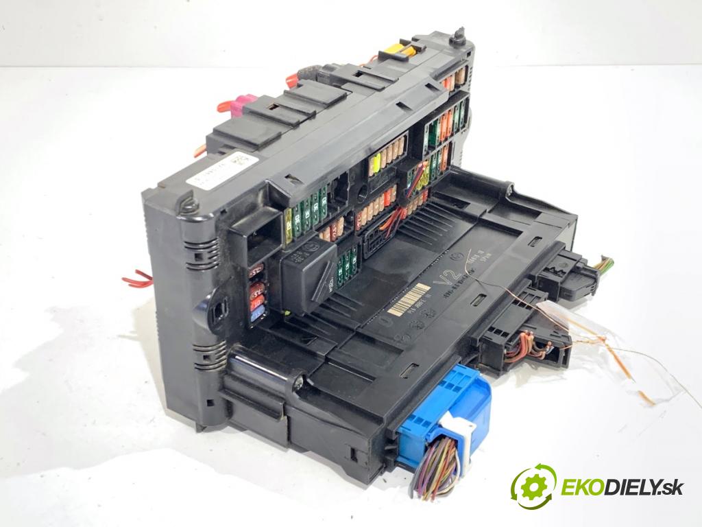 BMW F10 sedan 2010 135 kW 520 d 1995 Skrinka poistková 9210861 (Poistková skrinka)