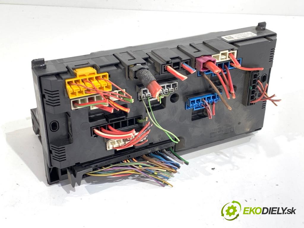 BMW F10 sedan 2010 135 kW 520 d 1995 Skrinka poistková 9210861 (Poistková skrinka)