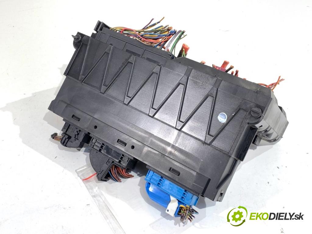 BMW F10 sedan 2010 135 kW 520 d 1995 Skrinka poistková 9210861 (Poistková skrinka)