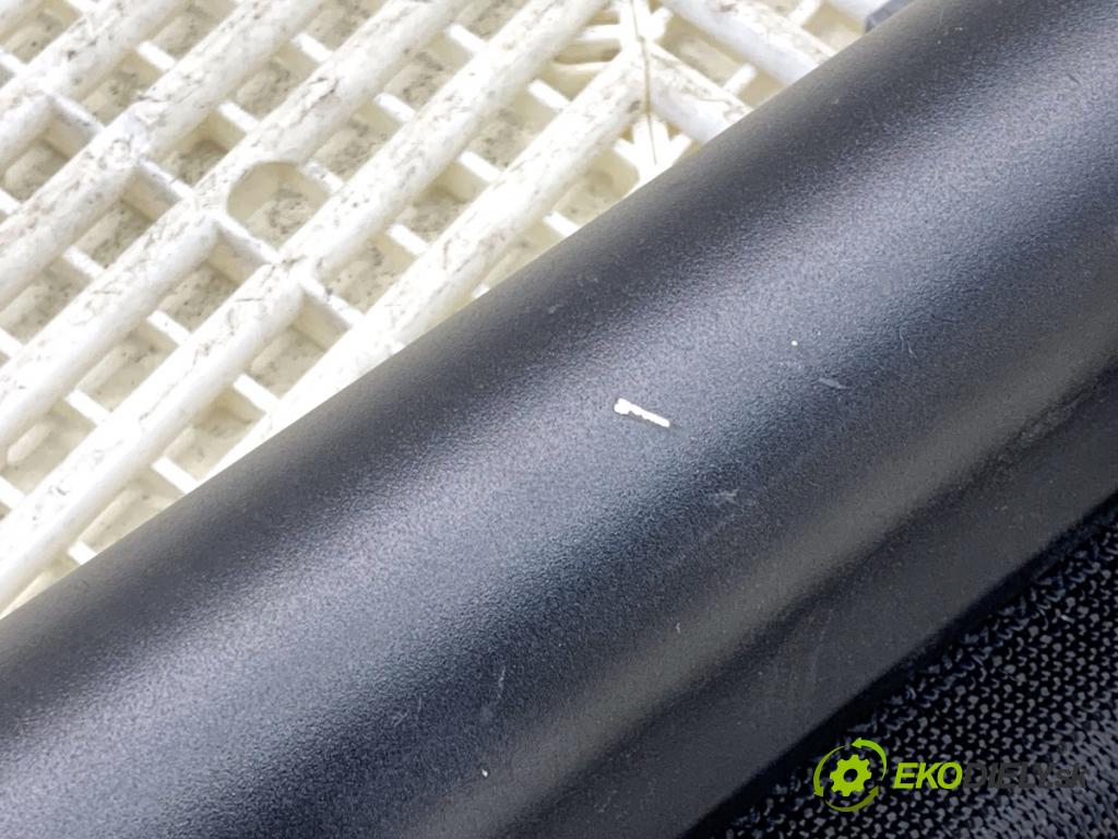 AUDI A4 B8 sedan 2009 105 kW 2.0 TDI 1968 Roleta síťka  (Interiér ostatní)