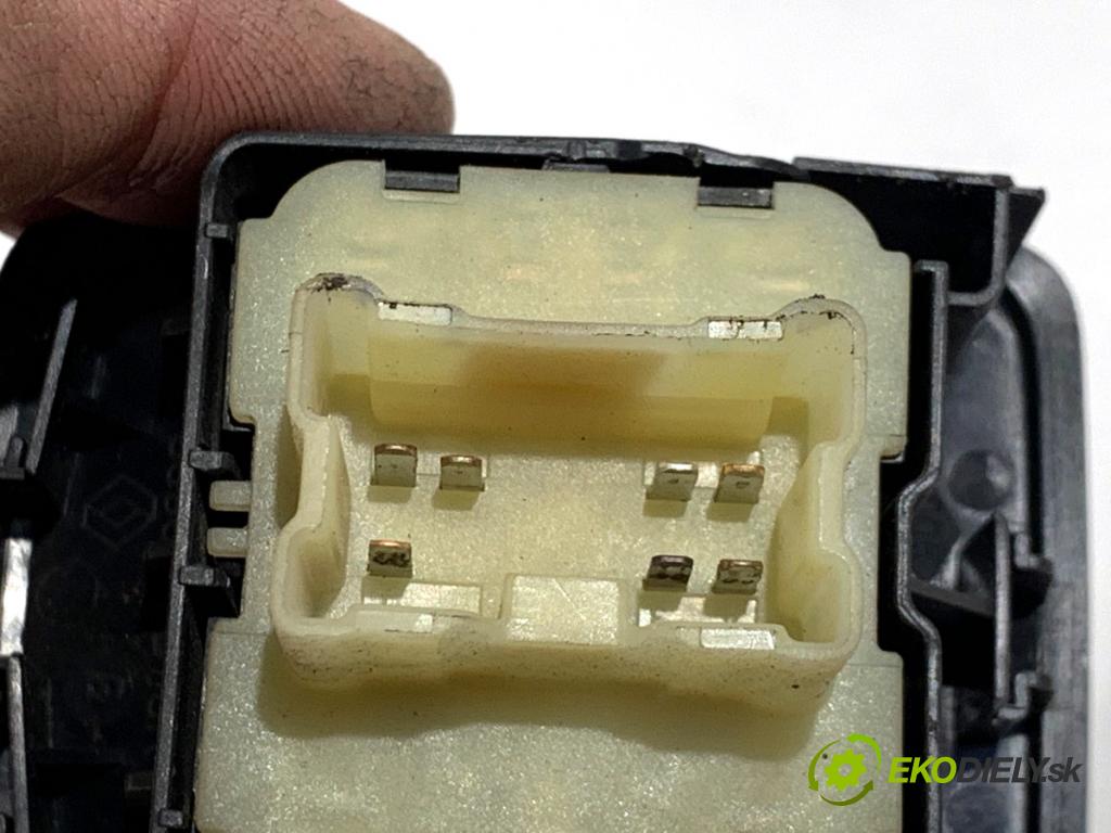 MERCEDES-BENZ CITAN Nadwozie pełne/minivan 2014 81 kW 111 CDI (415.603, 415.605) 1461 Prepínač okien 254110431R (Prepínacie páčky pod volantom)