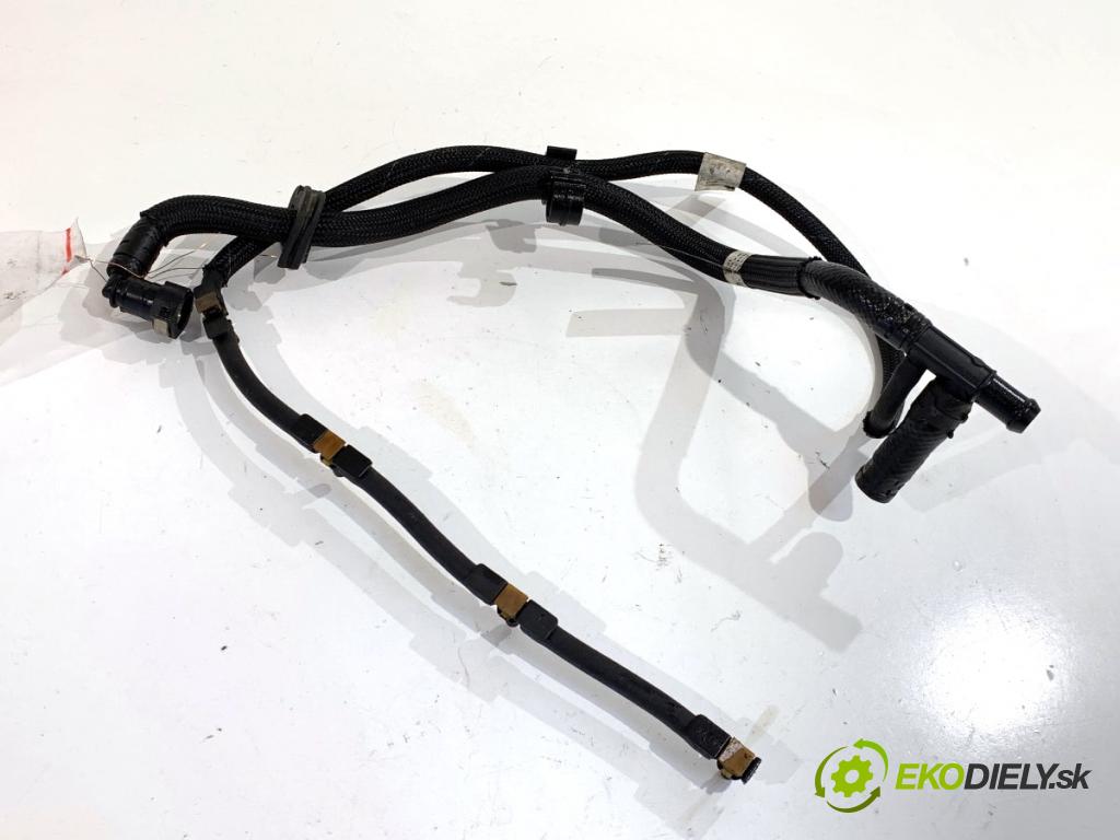 BMW F31 Kombi 2014 135 kW 320 d xDrive 1995 trubka PALIVO: 7810786