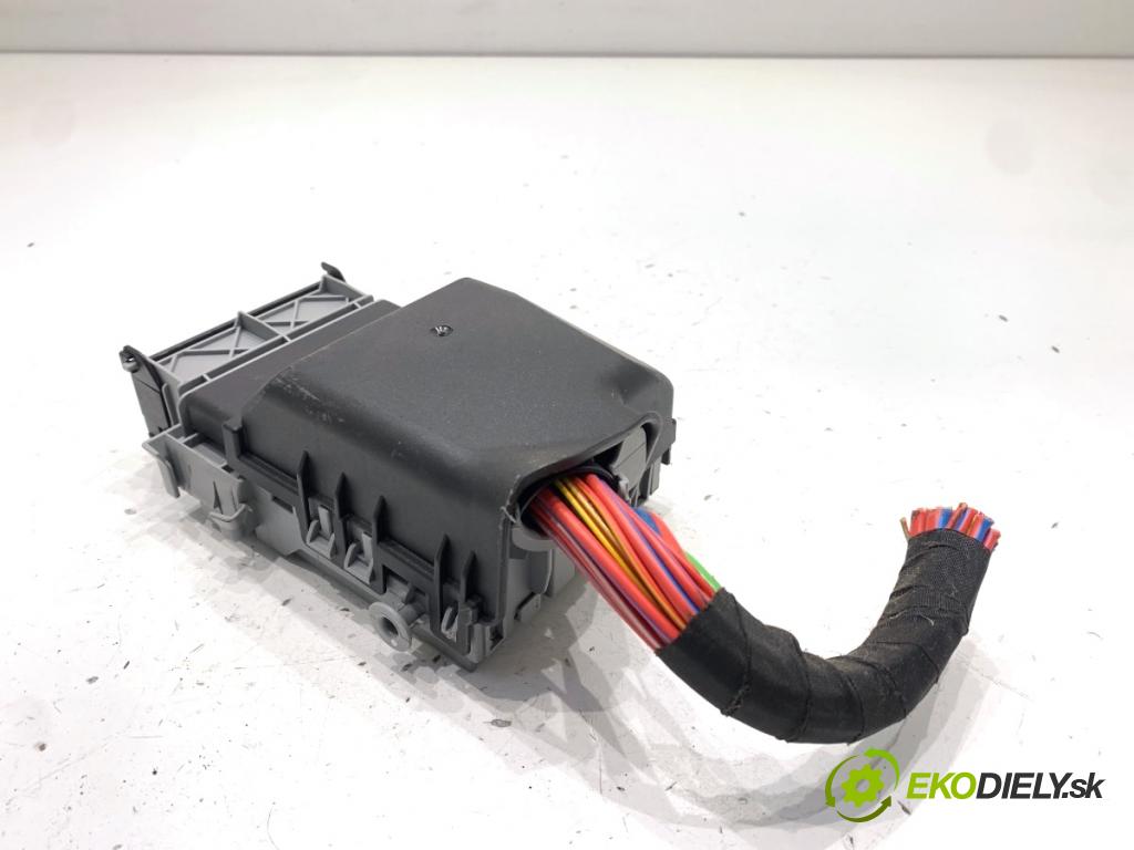 OPEL ZAFIRA C nadwozie wielkoprzestrzenne (MPV) 2014 100 kW 1.6 CDTI (75) 1598 skříňka poistková 13222786 (Pojistková skříňka)