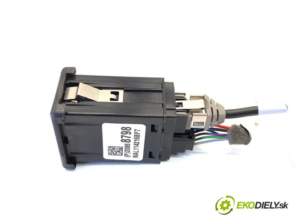 OPEL ZAFIRA C nadwozie wielkoprzestrzenne (MPV) 2014 100 kW 1.6 CDTI (75) 1598 HNÍZDO: USB 20868798