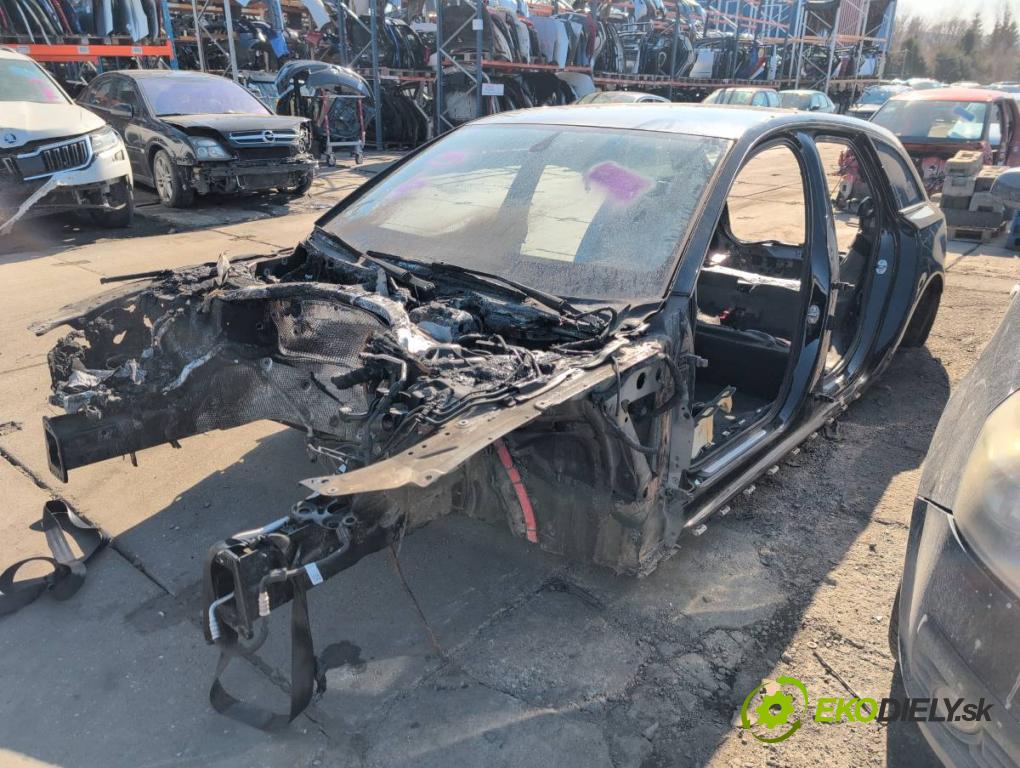 AUDI A6 C7 Kombi 2016 200 kW 3.0 TDI quattro 2967 KAROSERIA ČTVRŤÁK blatník práh střecha PODŁUŻNICA