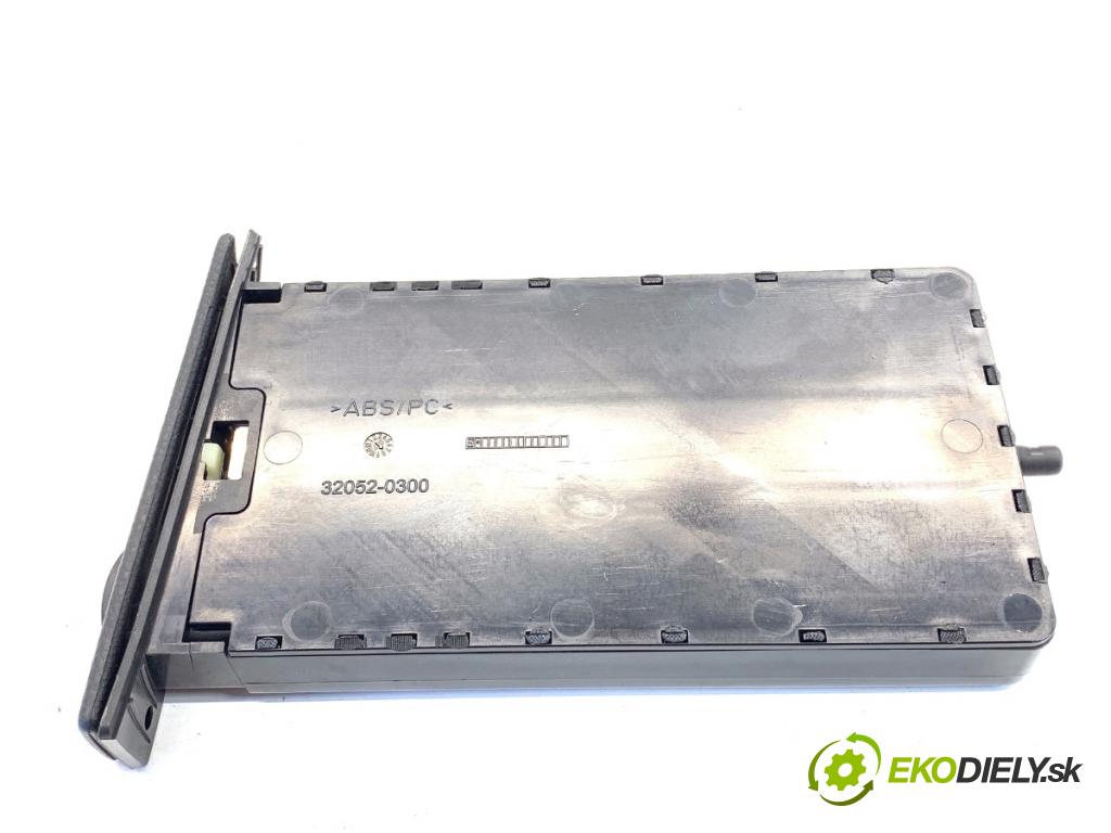 BMW E60 sedan 2007 173 kW 530 d 2993 Držiak na nápoje 7047145 (Držiak (úchyt) na nápoje)