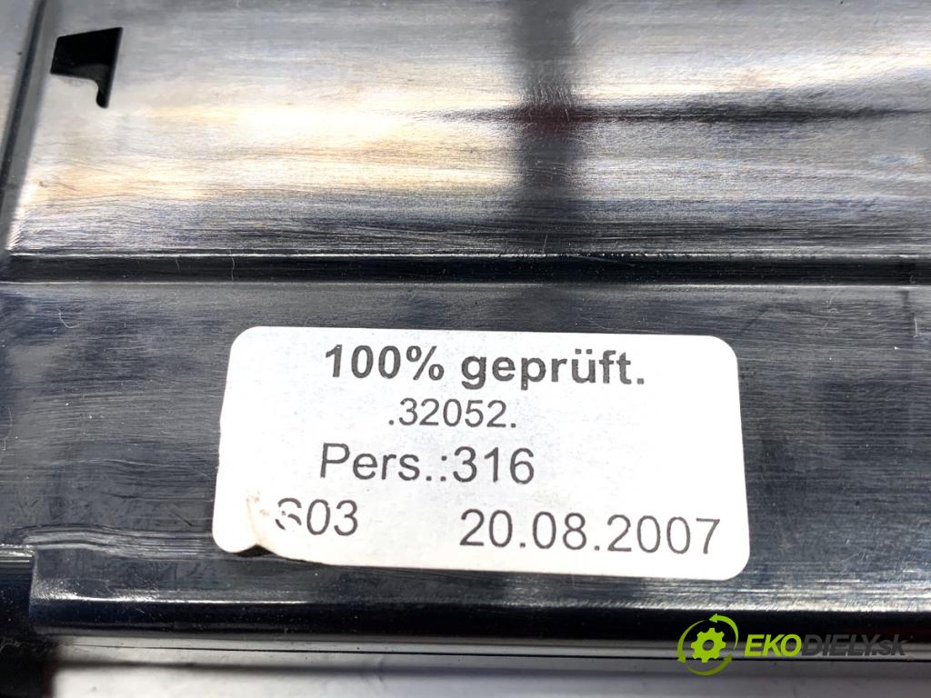 BMW E60 sedan 2007 173 kW 530 d 2993 Držiak na nápoje 7047145 (Držiak (úchyt) na nápoje)