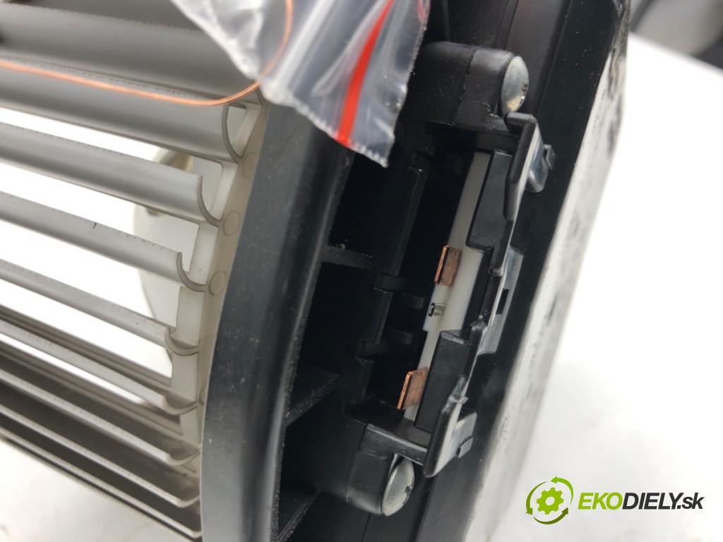 INFINITI Q50 sedan 2014 268 kW 50 Hybrid AWD 3498 ventilátor kúrenia