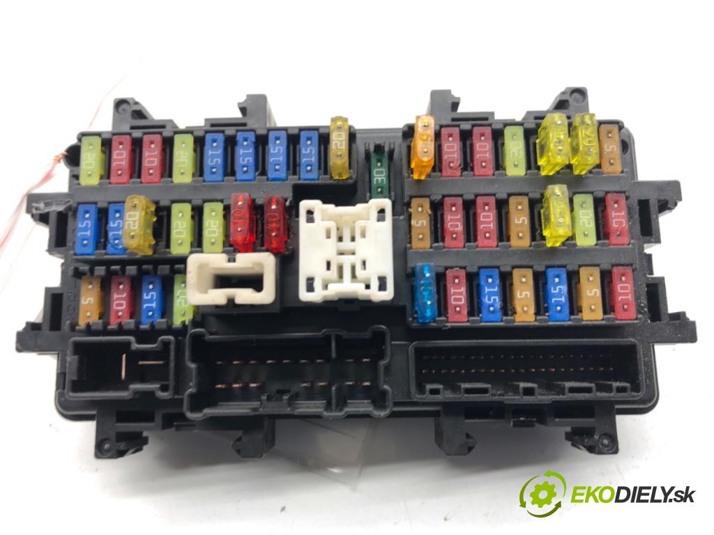 INFINITI Q50 sedan 2014 268 kW 50 Hybrid AWD 3498 Skrinka poistková  (Poistková skrinka)