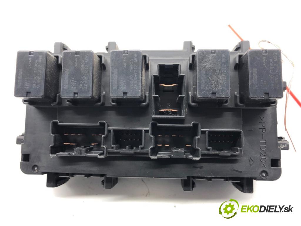 INFINITI Q50 sedan 2014 268 kW 50 Hybrid AWD 3498 skříňka poistková  (Pojistková skříňka)