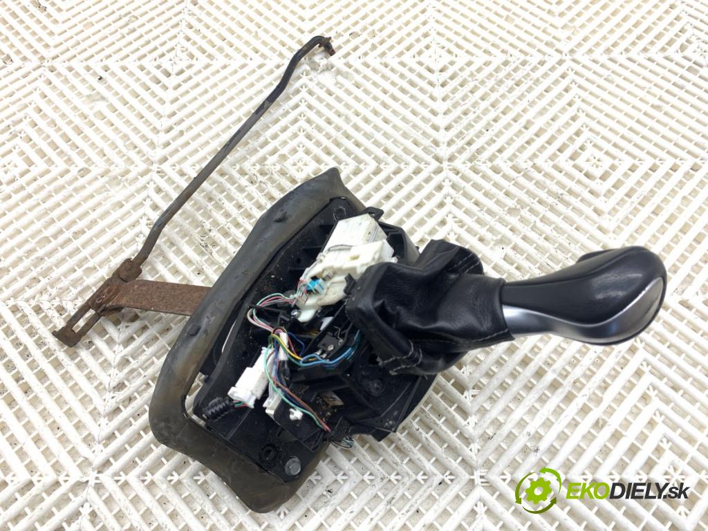 INFINITI Q50 sedan 2014 268 kW 50 Hybrid AWD 3498 Kulisa  (Rýchlostná páka (kulisa))