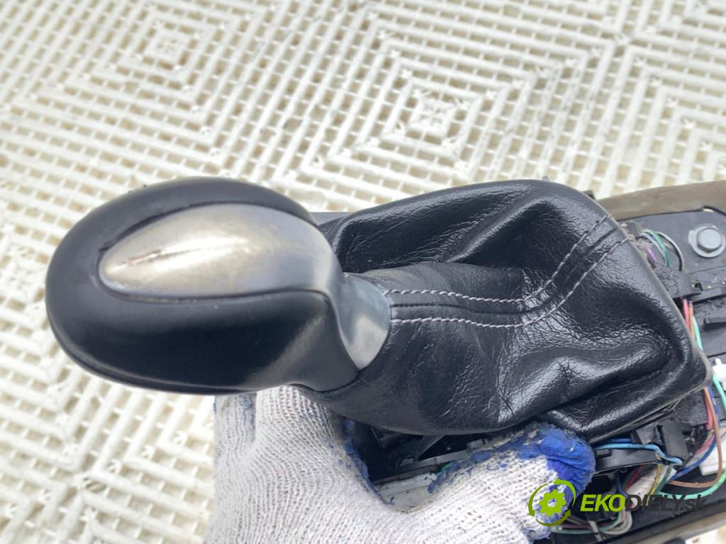 INFINITI Q50 sedan 2014 268 kW 50 Hybrid AWD 3498 kulisa  (Řadicí páka (kulisa) )