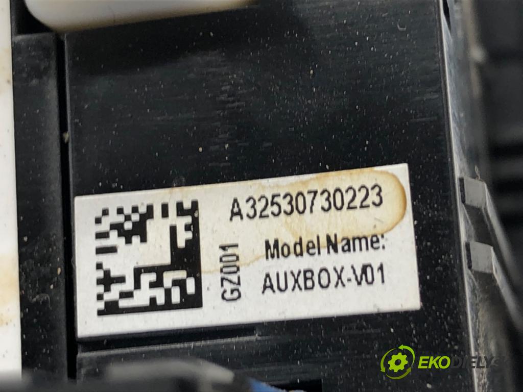 INFINITI Q50 sedan 2014 268 kW 50 Hybrid AWD 3498 HNÍZDO: USB 284H34GA0A