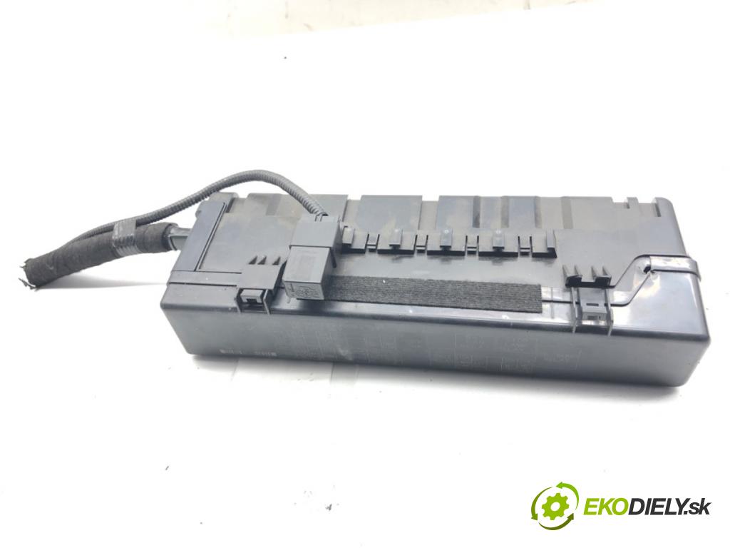 INFINITI Q50 sedan 2014 268 kW 50 Hybrid AWD 3498 skříňka poistková 243724GA1A (Pojistková skříňka)