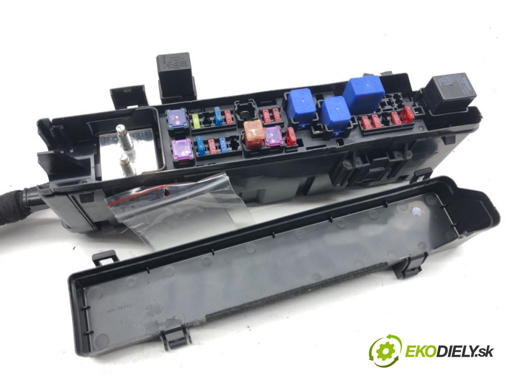 INFINITI Q50 sedan 2014 268 kW 50 Hybrid AWD 3498 skříňka poistková 243724GA1A (Pojistková skříňka)