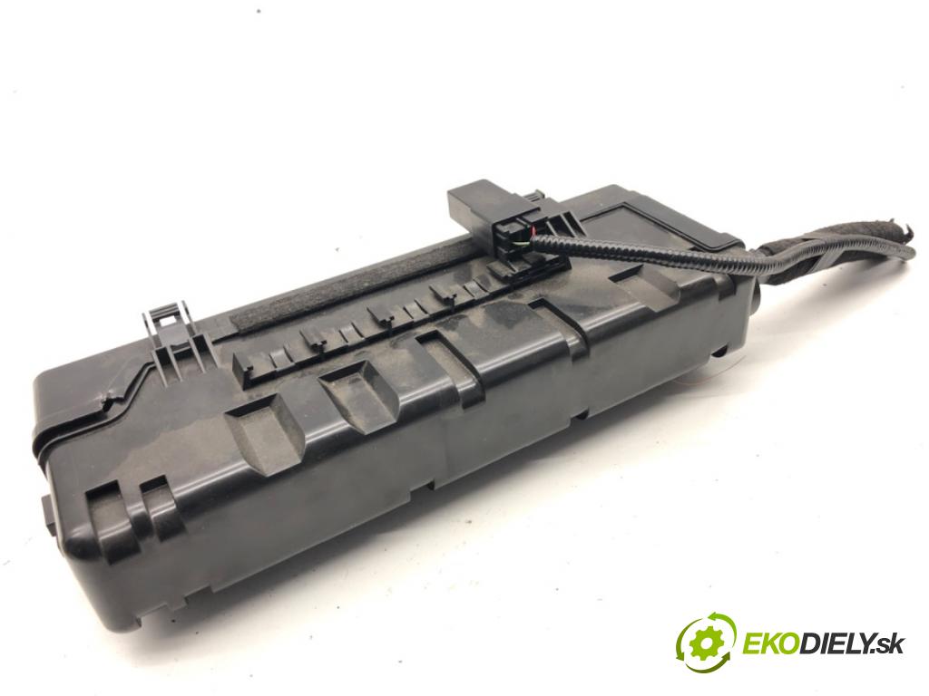 INFINITI Q50 sedan 2014 268 kW 50 Hybrid AWD 3498 skříňka poistková 243724GA1A (Pojistková skříňka)