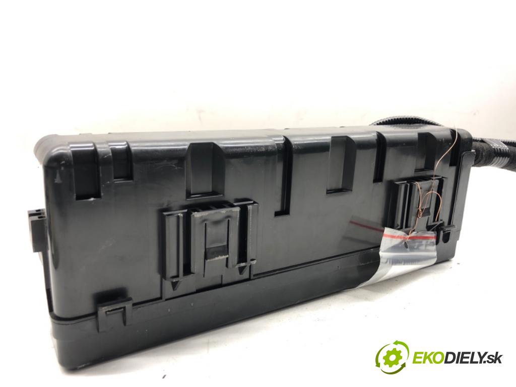 INFINITI Q50 sedan 2014 268 kW 50 Hybrid AWD 3498 skříňka poistková 243724GA1A (Pojistková skříňka)