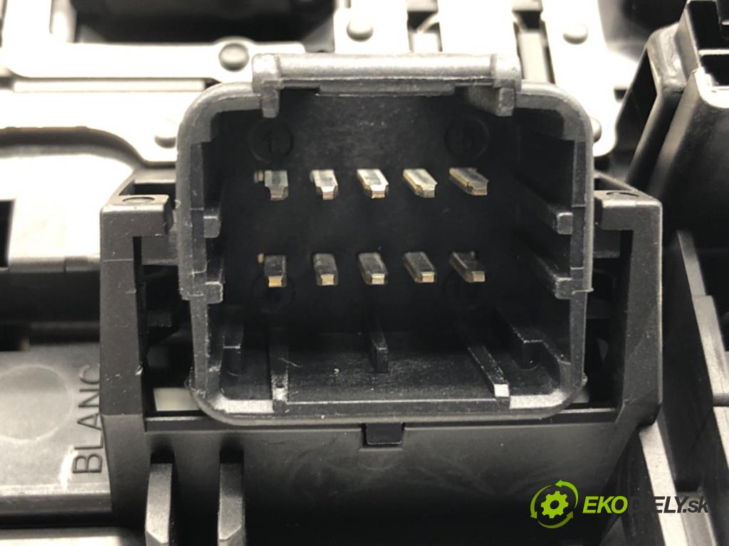 CITROEN DS5 liftback 2012 120 kW 2.0 HDi 165 1997 světlo stropní 96702429XT