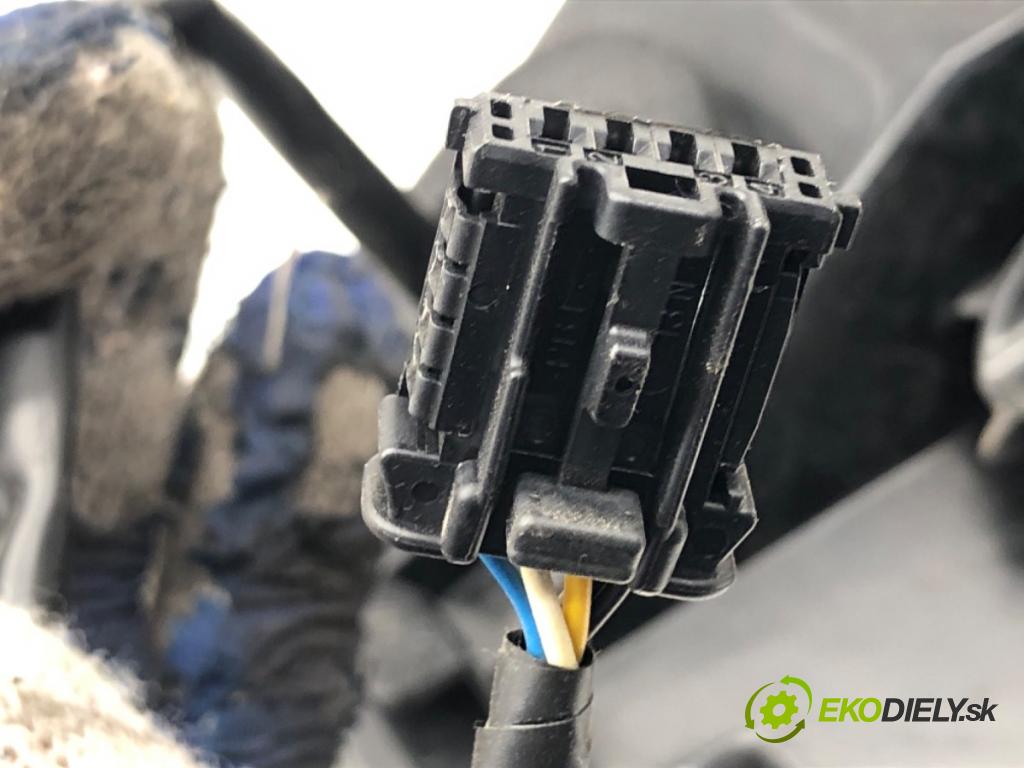 CITROEN DS5 liftback 2012 120 kW 2.0 HDi 165 1997 Svetlo pravy zad 9803167780