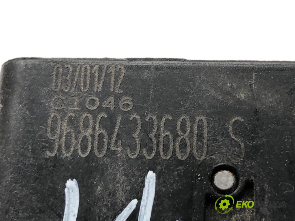 CITROEN DS5 liftback 2012 120 kW 2.0 HDi 165 1997 Kľučka vonkajšia pravy zad 9686433680