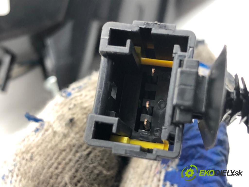 CITROEN DS5 liftback 2012 120 kW 2.0 HDi 165 1997 světlo zadní část levá strana vnitřní 9803168080 (Klika dveří ostatní)