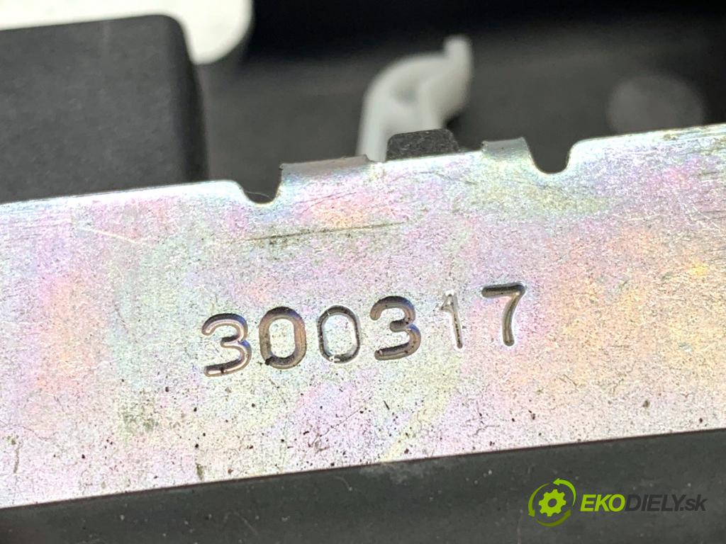 SEAT LEON III liftback 2017 132 kW 1.8 TSI 1798 zámok dverí zad 5F4827505C