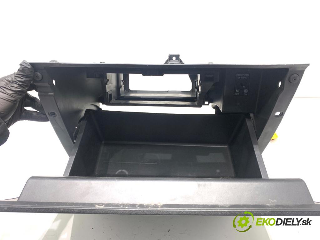 SEAT LEON III liftback 2017 132 kW 1.8 TSI 1798 Priehradka, kastlík spolujazdca  (Priehradka (kastlík))