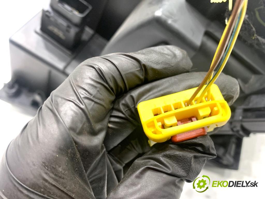 SEAT LEON III liftback 2017 132 kW 1.8 TSI 1798 Priehradka, kastlík spolujazdca  (Priehradka (kastlík))