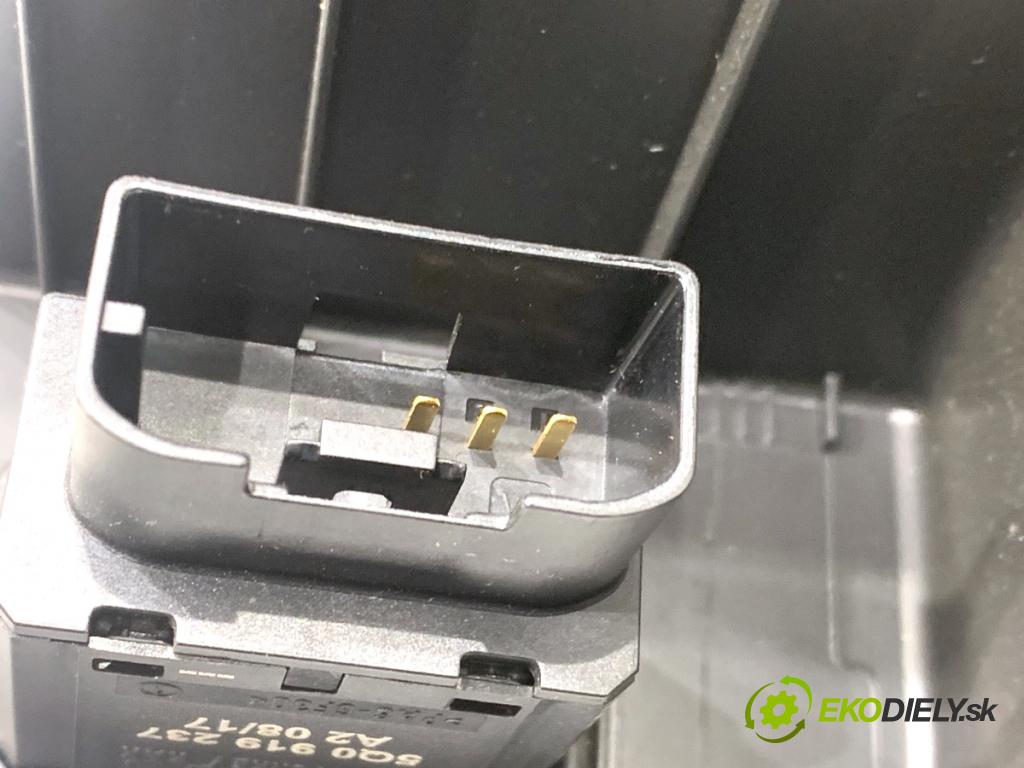 SEAT LEON III liftback 2017 132 kW 1.8 TSI 1798 Priehradka, kastlík spolujazdca  (Priehradka (kastlík))